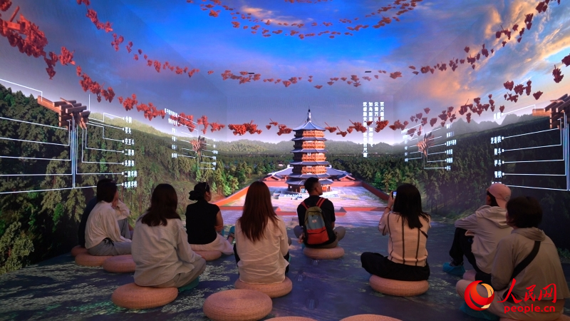 在应县木塔数字沉浸式体验空间，观众不用穿戴任何设备，跟着沉浸式影片即可逐层“登塔”。人民网记者 王帆摄